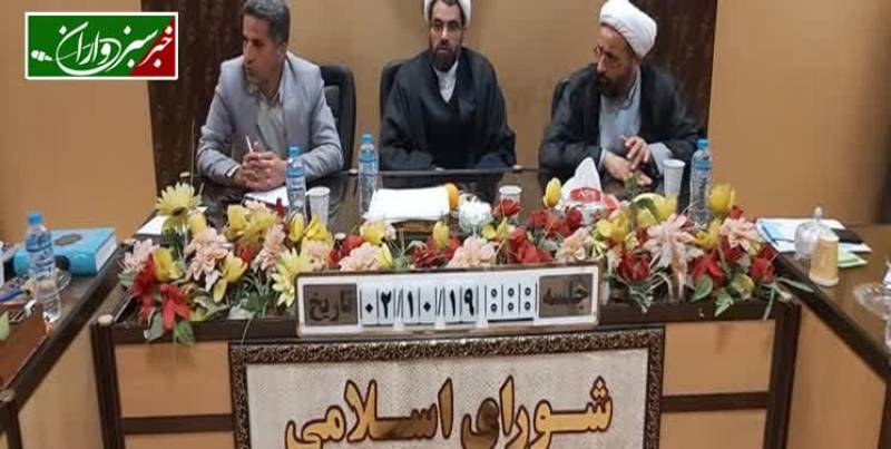 خسارت تریلرهای حمل سنگ آهن به زیرساخت‌های شهر انار