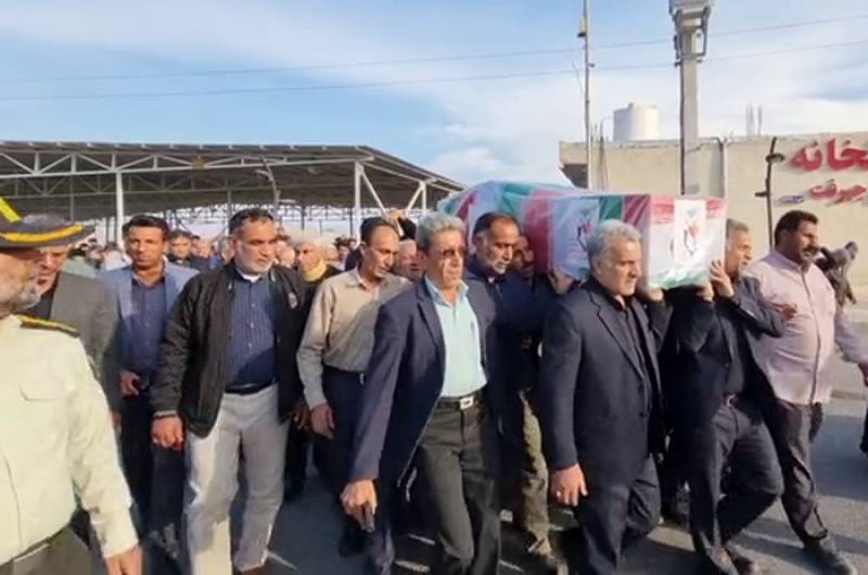 تشیع پیکرجانباز ۷۰ درصد جیرفتی پیکر مطهر جانباز شهید احمد گروهی پس از تشییع در جوار مزار برادرش، شهید مسعود گروهی در گلزار شهدای جیرفت آرام گرفت.