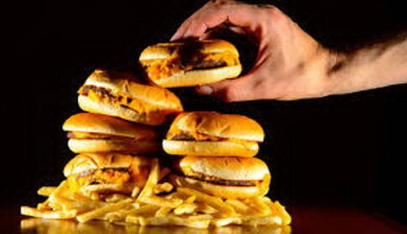 ارتباط زندگی در نزدیکی رستوران‌های فست فود با خطر افزایش نارسایی قلبی