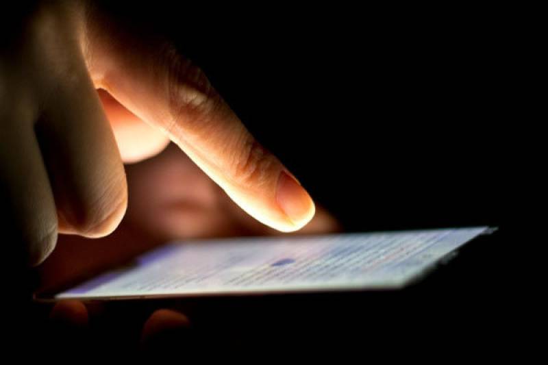 تاثیر گوشی هوشمند مادر بر رشد زبان کودک