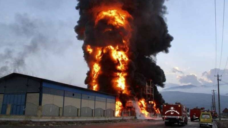 آتش در کارخانه لوازم یکبارمصرف کرمان/ آیا ایمنی پایین علت حادثه بود؟