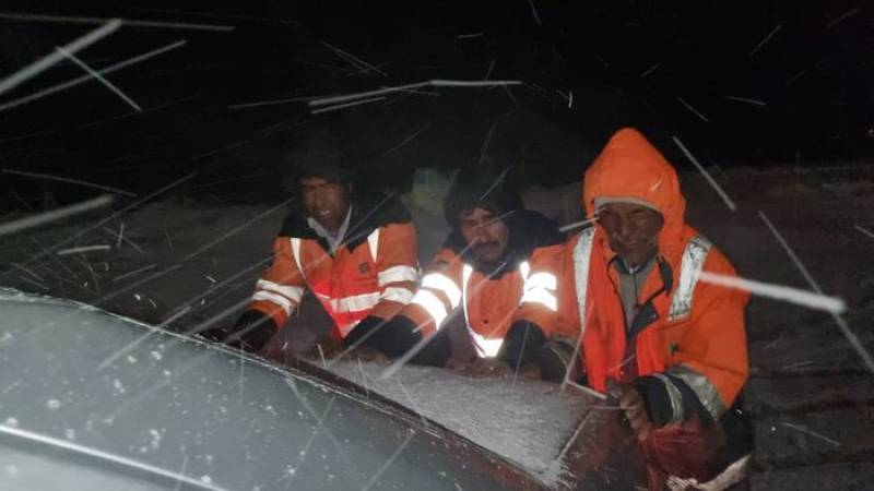 امدادرسانی راهداری به ۱۴ خودرو گرفتار در برف جنوب کرمان