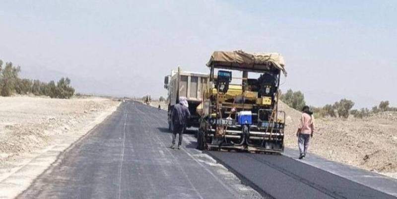 اتمام بیش از ۲ کیلومتر آسفالت دو محور فرعی و روستایی در منوجان جنوب کرمان