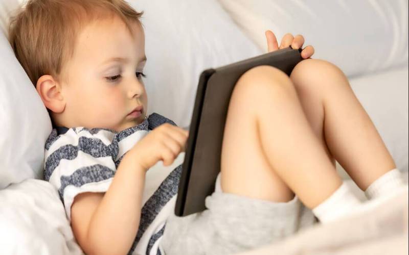 اگر گوشی مدام در دست کودک‌تان هست، این خبر ناگوار را هم بخوانید!