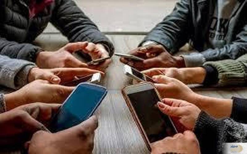 به این دلیل در تاریکی با گوشی تان کار نکنید