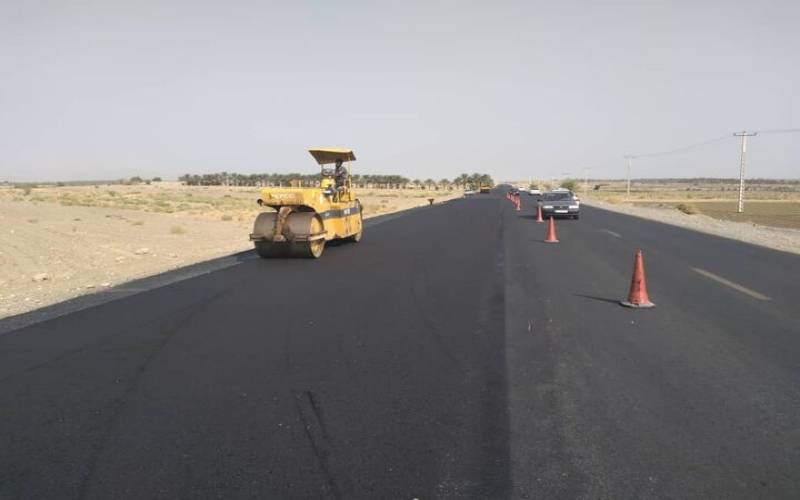 ادامه عملیات اجرایی آسفالت تعریض محور جیرفت- بلوک- فاریاب